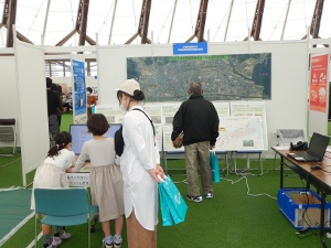 会場を見学する人々