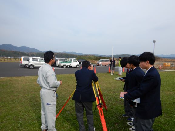 電子レベルを使った水準測量の様子