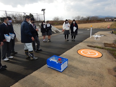 室外でドローンを操縦している生徒たち