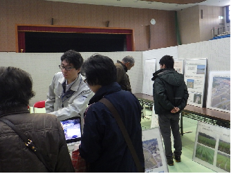 ブースにて事業の説明をする職員