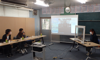 質疑応答中の講師の様子