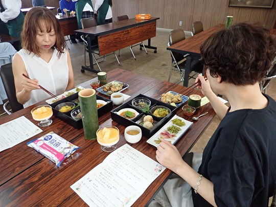 食事をしている様子