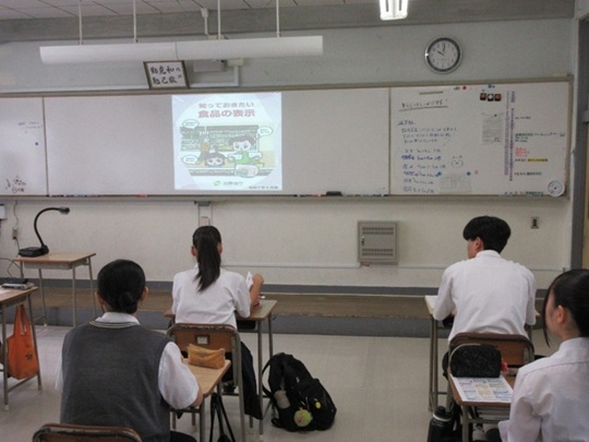 スライドを見ながら勉強中