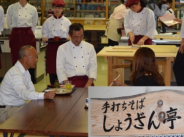 食事をするお客さんと交流する様子