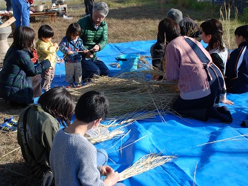 しめ飾りの手ほどきを受ける子供たち