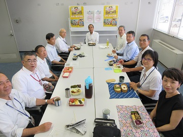 職員が集まっての共食の様子