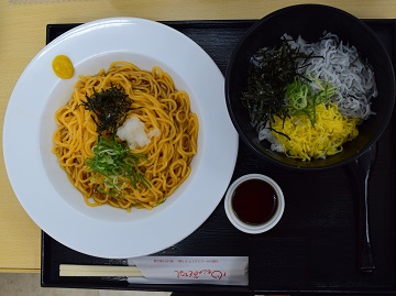 共同開発したみかんうどん、しらす丼のセット