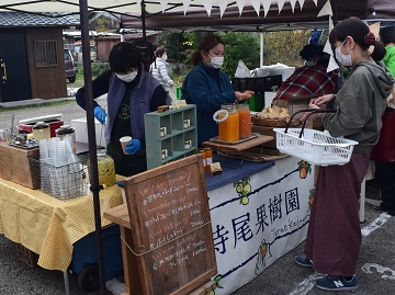 かんきつジュースを買い求める参加者