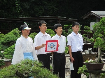 盆栽ツアーの発表をする土居高生