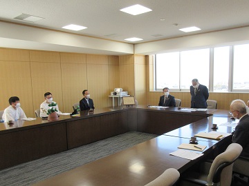 表敬訪問した市長との意見交換の様子