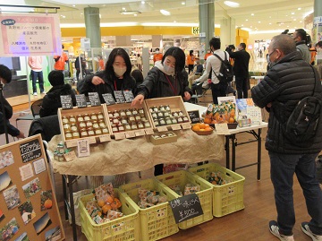 農業分野で活躍する協力隊員によるかんきつ商品の販売