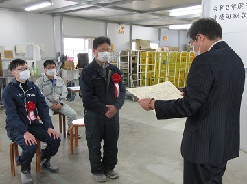田中地方参事官より石川代表へ表彰状を手渡