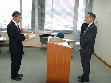 受賞に対し謝辞を述べられる高市代表(左)