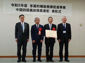 上村地区環境保全向上隊の皆さん(中央)