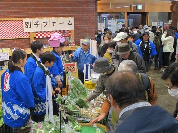 盛況な野菜販売の様子