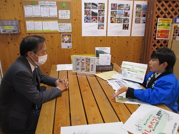 生徒の説明に耳を傾ける地方参事官