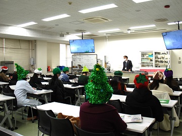 宮本地方参事官の説明を聞く参加者たち