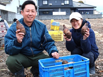 収穫した「媛かぐや」を手にする本宮夫妻