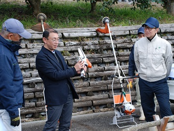 実物を指しながら説明する渡壁社長