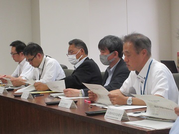 説明を行う宮本地方参事官(右)