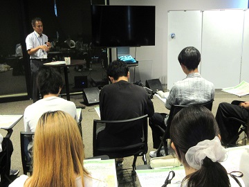 宮本地方参事官の説明を聞く学生たち