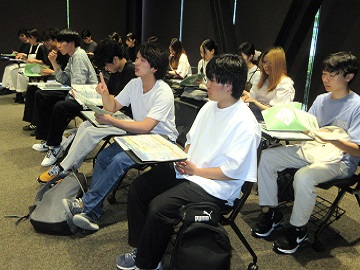 質問をする学生