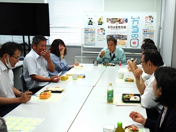 弁当自慢で笑顔の昼休み
