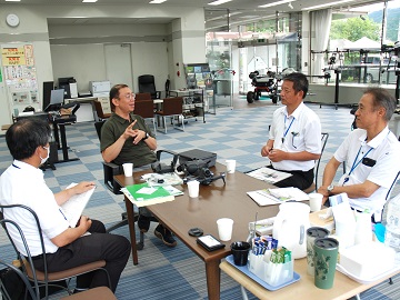 意見交換の様子(奥:渡壁氏、右端:宮本地方参事官