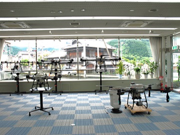 店内にずらりと並ぶ農業用ドローン