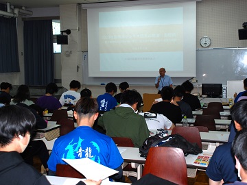 説明を聞く総合農学科の学生