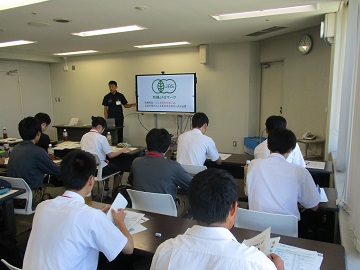 有機農業について説明を受ける様子