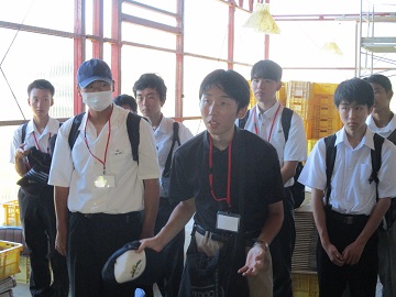 生産者に質問をする生徒