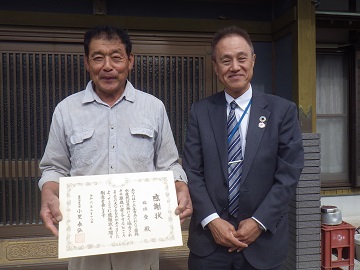 農林水産大臣感謝状を伝達 稲垣登さん(左)