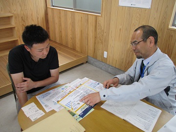 説明を受ける伊藤氏(左)