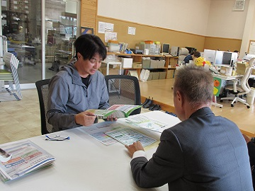 「見える化」の説明をされる宮本地方参事官(右)