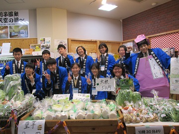 育てた野菜を前にした生徒たち