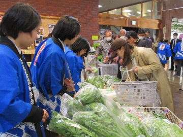 活気に満ちた販売会の様子