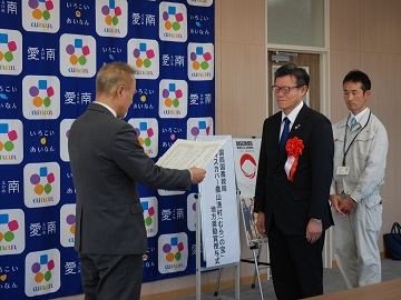 地方奨励賞を授与される中村愛南町長