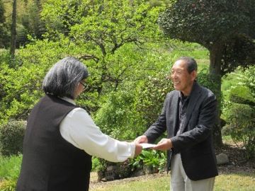 認定証を手交している様子
