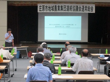 熱心に耳を傾ける参加者