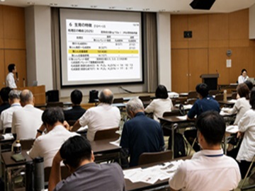 熱心に説明を聞く参加者