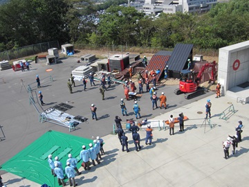 土砂に埋没した車両からの救助訓練