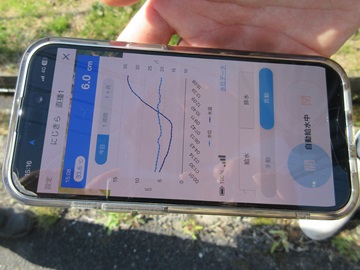 スマホで水温、水位の確認の様子