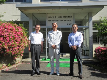 写真左：仙台局長、中央：板坂社長、右：朝倉地方参事官