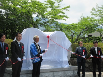 記念碑の除幕式