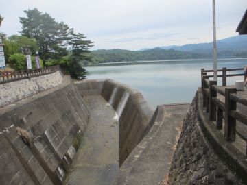 堤防東詰にある余水吐けの状況