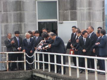 満濃池をお神酒でお清め