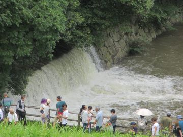 放水口からあふれる水