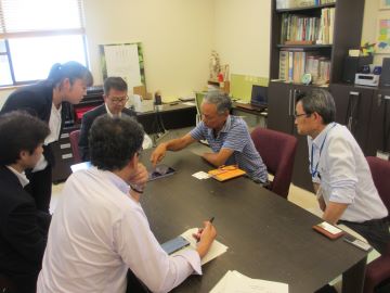 高尾社長によるタブレットでのオリーブオイルの説明