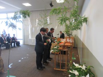玉串の奉奠（画像右：朝倉地方参事官）